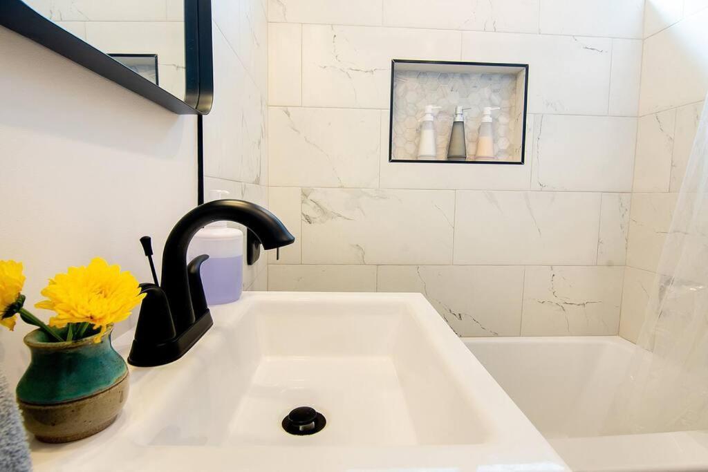 Beautiful 3 Bed 1 Bath Designer Home + Hot Tub Los Angeles Eksteriør billede